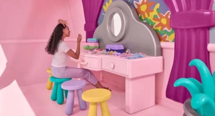 ¿Qué te parecería hospedarte en el Airbnb de Polly Pocket?