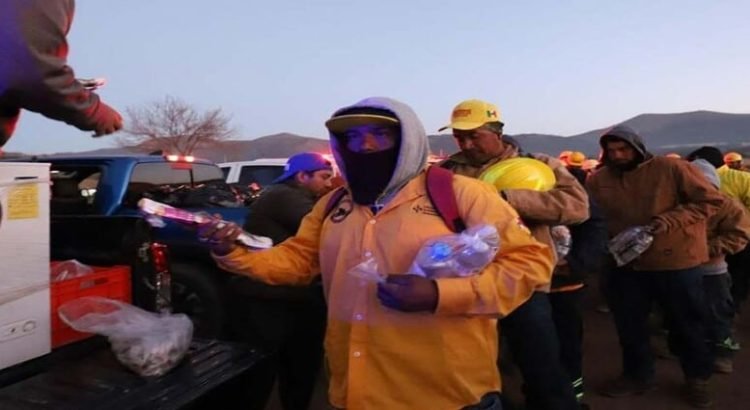 Aproximadamente 216 brigadistas combaten el incendio en El Tunal, Coahuila