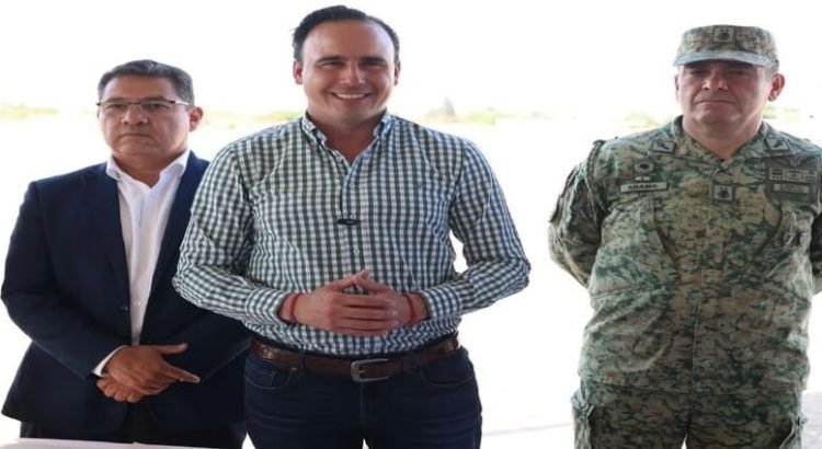 El gobernador del estado de Coahuila supervisa terreno para la nueva clínica en Saltillo
