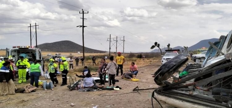 Un fatal accidente deja como resultado 3 personas sin vida y 15 lesionados en la carretera Matehuala – Saltillo