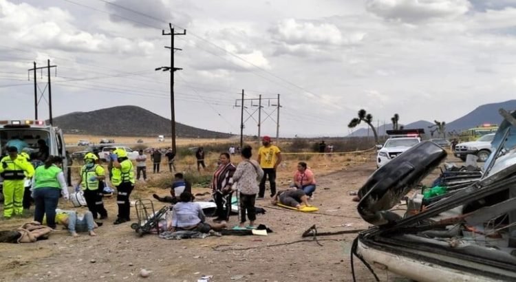 Un fatal accidente deja como resultado 3 personas sin vida y 15 lesionados en la carretera Matehuala – Saltillo