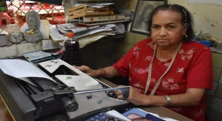 Es el último escritorio público que sobrevive en Torreón