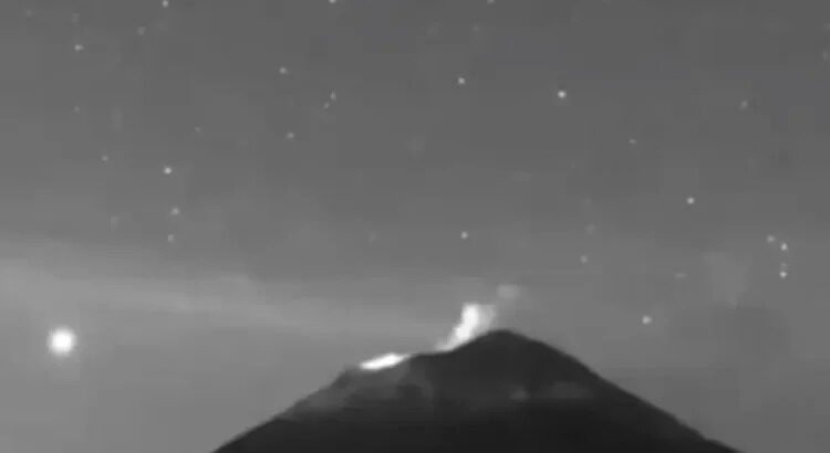 Captan decenas de objetos luminosos sobre el Popocatépetl Captan decenas de objetos luminosos sobre el Popocatépetl