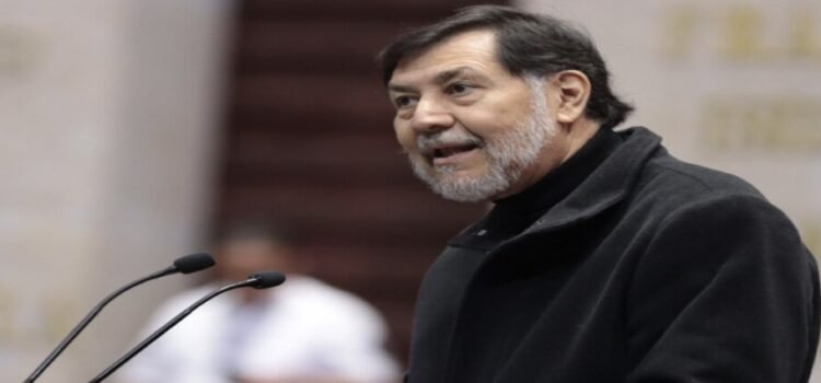 El senador Fernández Noroña arremete contra la prensa por viaje privado en Coahuila