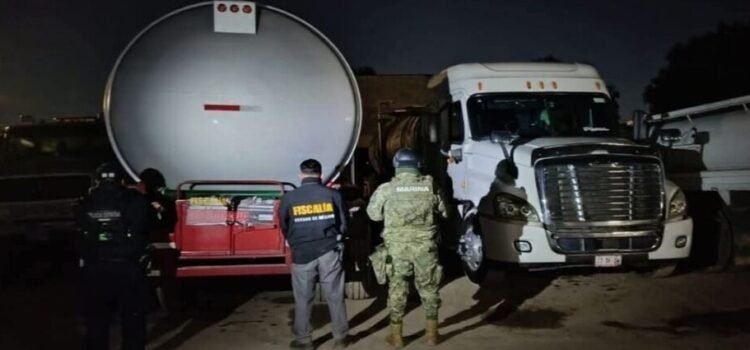 Son descubiertos dos huachicoleros ordeñando ducto de Pemex en Coahuila