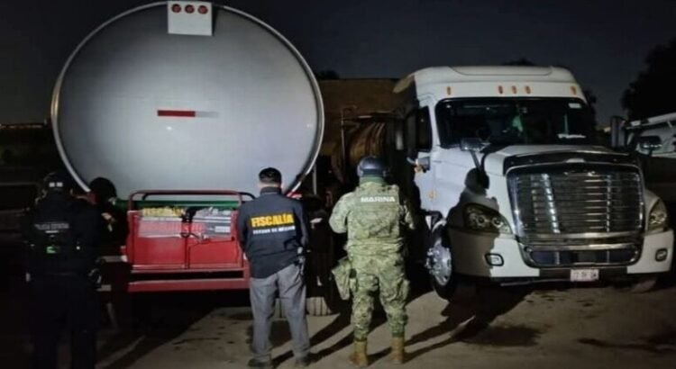 Son descubiertos dos huachicoleros ordeñando ducto de Pemex en Coahuila Son descubiertos dos huachicoleros ordeñando ducto de Pemex en Coahuila