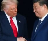 Acuerdan Estados Unidos y China suspender tarifas marítimas por un año