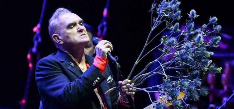 Morrissey suspende sus presentaciones en México por “agotamiento extremo”