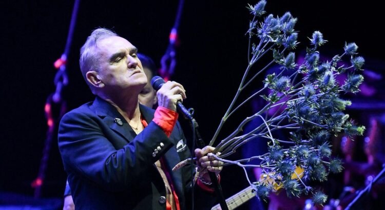 Morrissey suspende sus presentaciones en México por “agotamiento extremo”