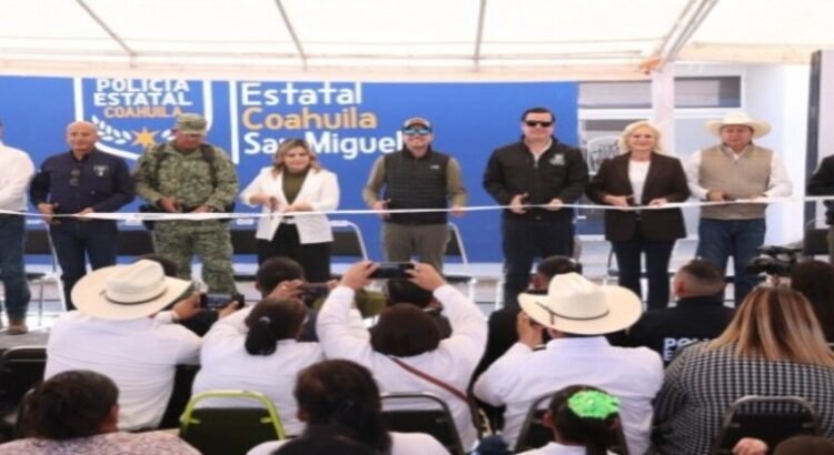 El gobernador Manolo Jiménez entregó tres cuarteles más para blindar el estado de Coahuila El gobernador Manolo Jiménez entregó tres cuarteles más para blindar el estado de Coahuila