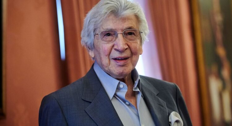 Manuel Alejandro regresa a México con un recital íntimo que repasa su vida y obra