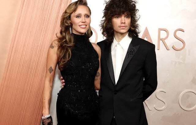 Miley Cyrus deslumbra con su anillo de compromiso