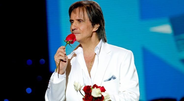 Roberto Carlos sufre accidente durante grabación de especial navideño